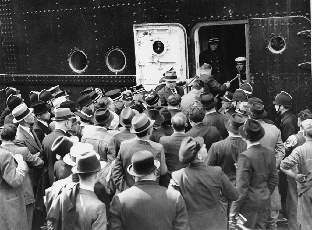 Passengers of the MS St. Louis disembarking at the Port of Antwerp